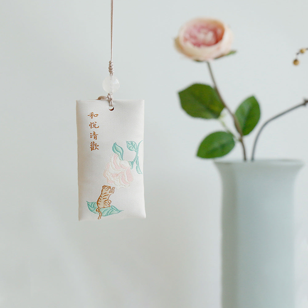 Shanyutang, carry the twelve zodiac signs of good luck on the signature silk embroidery fun fresh small sachet