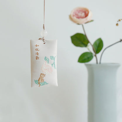 Shanyutang, carry the twelve zodiac signs of good luck on the signature silk embroidery fun fresh small sachet